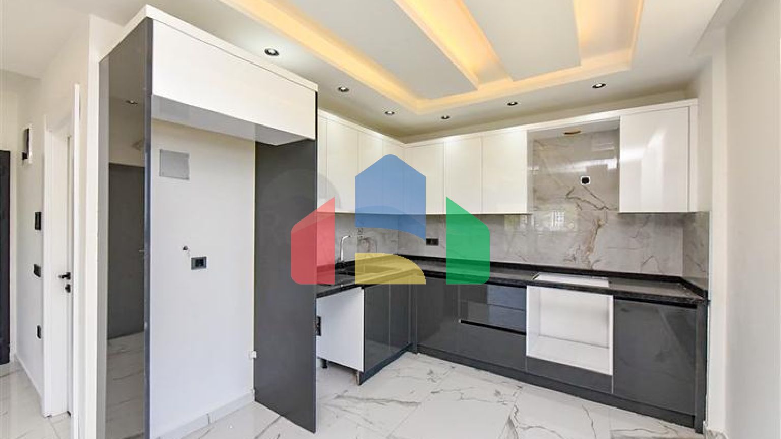 Трехкомнатный пентхаус с видом на хвойные леса и Средиземное море