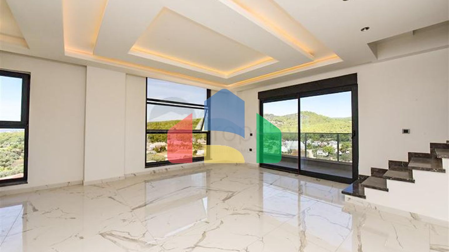 Трехкомнатный пентхаус с видом на хвойные леса и Средиземное море