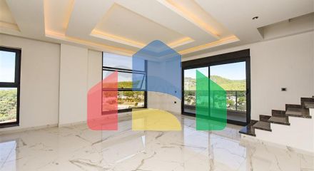 Трехкомнатный пентхаус с видом на хвойные леса и Средиземное море