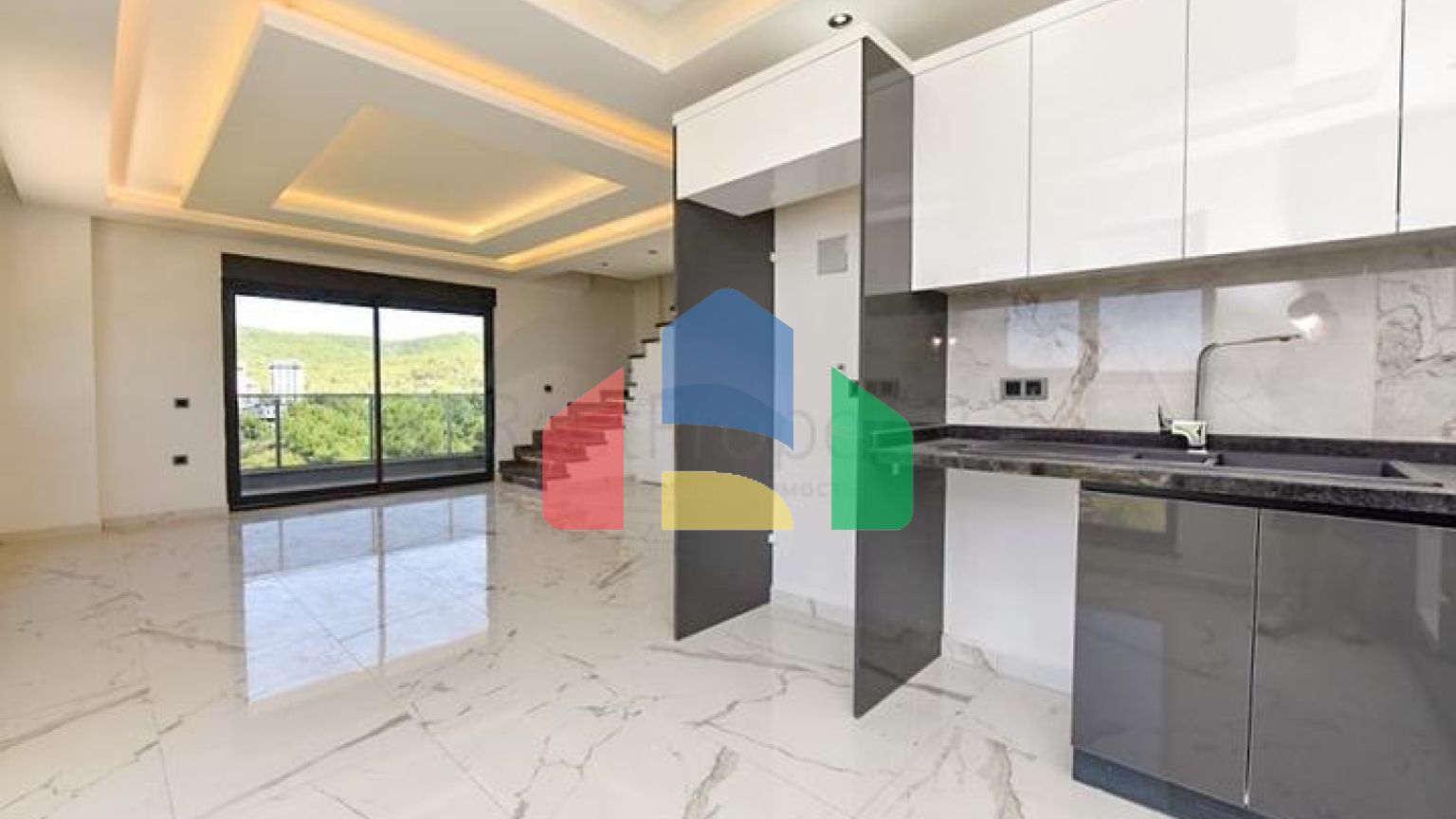 Трехкомнатный пентхаус с видом на хвойные леса и Средиземное море