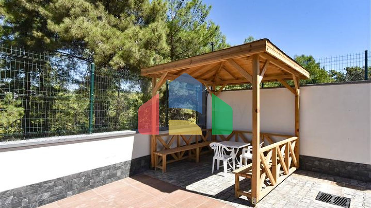 Трехкомнатный пентхаус с видом на хвойные леса и Средиземное море