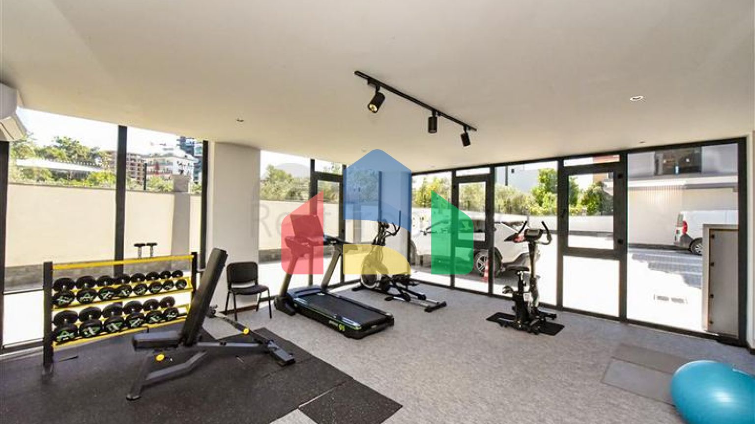 Трехкомнатный пентхаус с видом на хвойные леса и Средиземное море