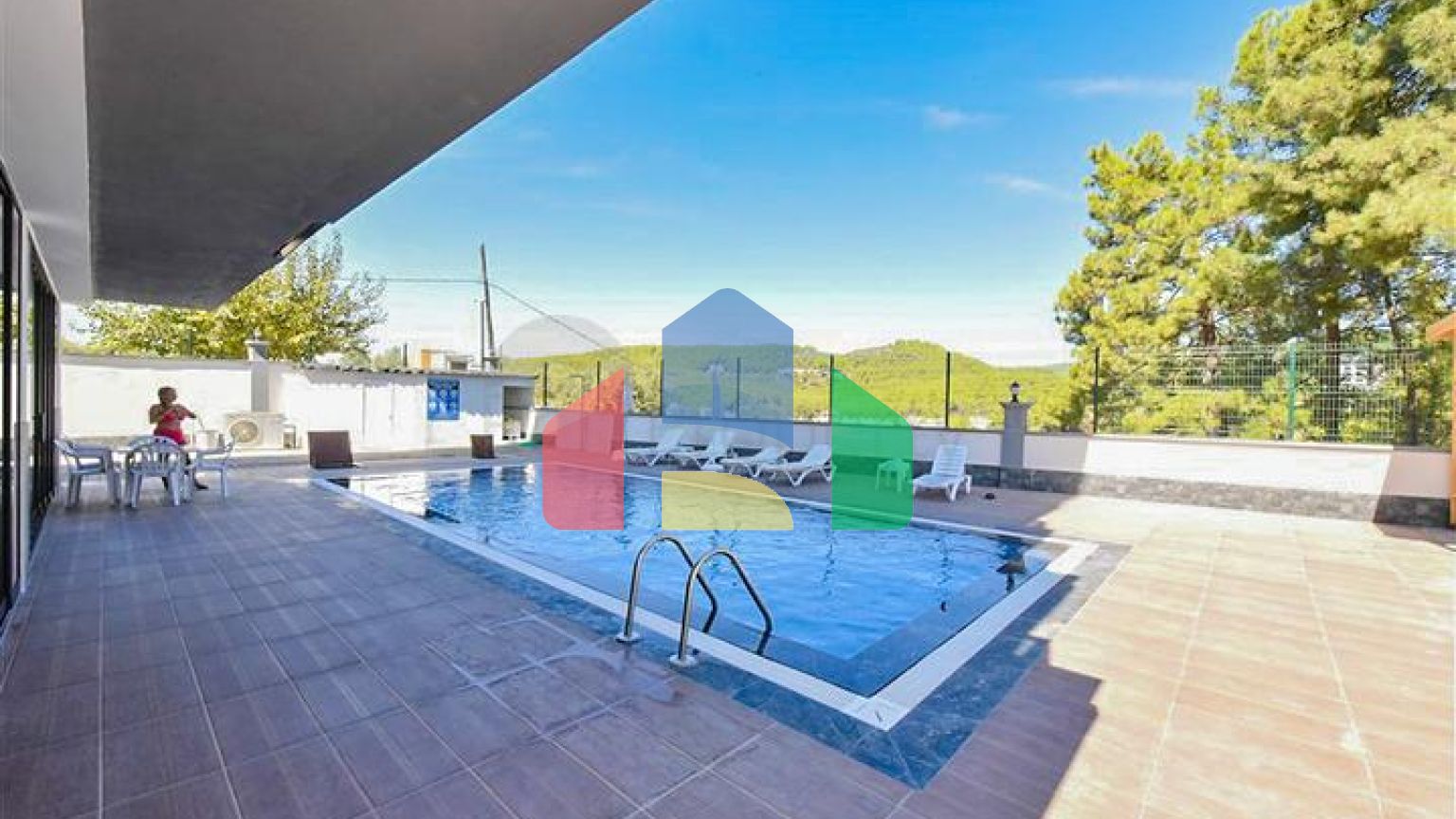 Трехкомнатный пентхаус с видом на хвойные леса и Средиземное море