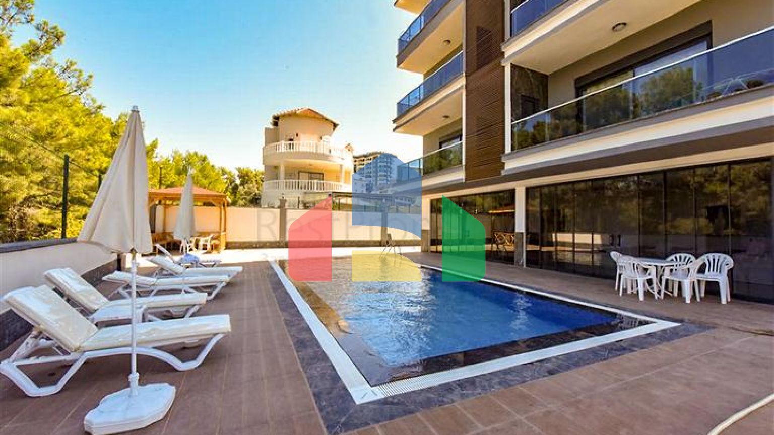 Трехкомнатный пентхаус с видом на хвойные леса и Средиземное море