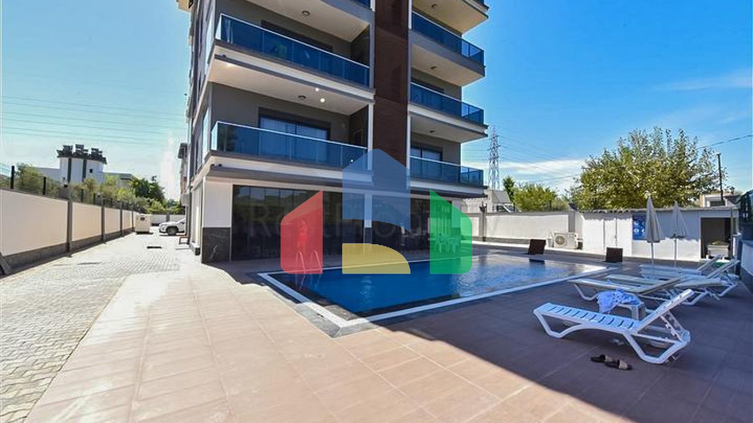 Трехкомнатный пентхаус с видом на хвойные леса и Средиземное море