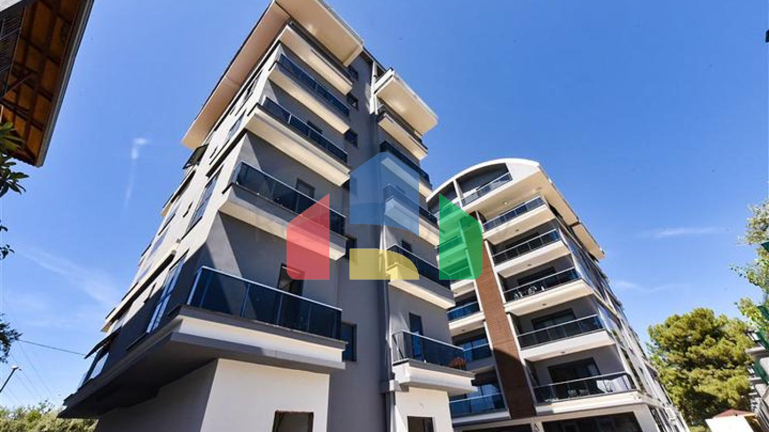 Трехкомнатный пентхаус с видом на хвойные леса и Средиземное море