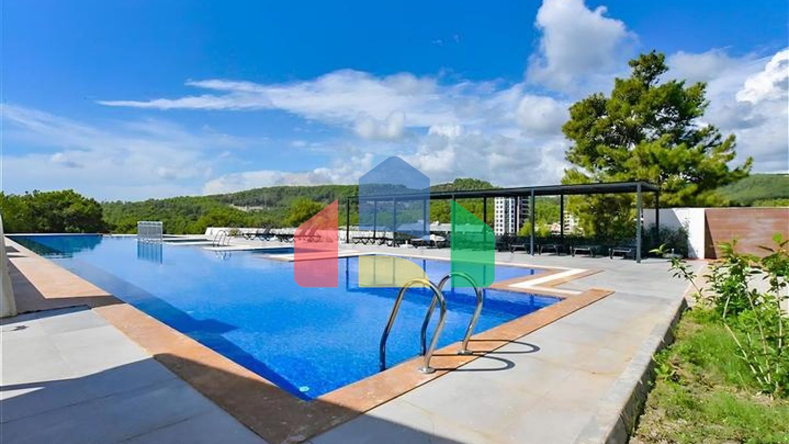 Меблированная квартира 1+1 в новом комплексе в Авсалларе