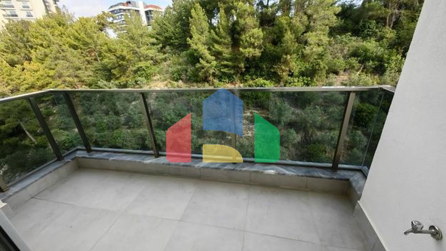 Двокімнатна квартира 1 + 1 в зеленій частині району Авсаллар з багатою інфраструктурою