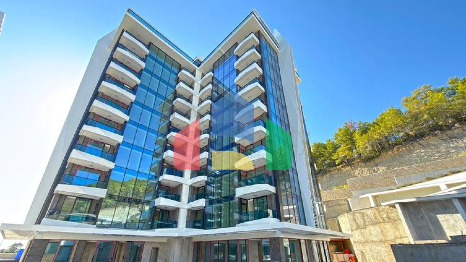 Современная квартира с панорамным видом на море в Авсалларе