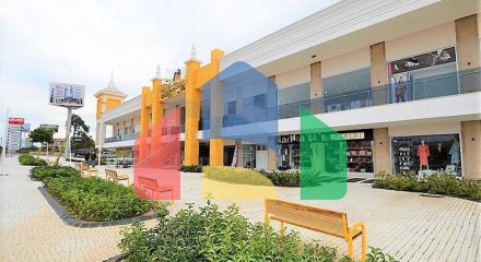 Коммерческие помещения в торговом центре в районе Окурджалар