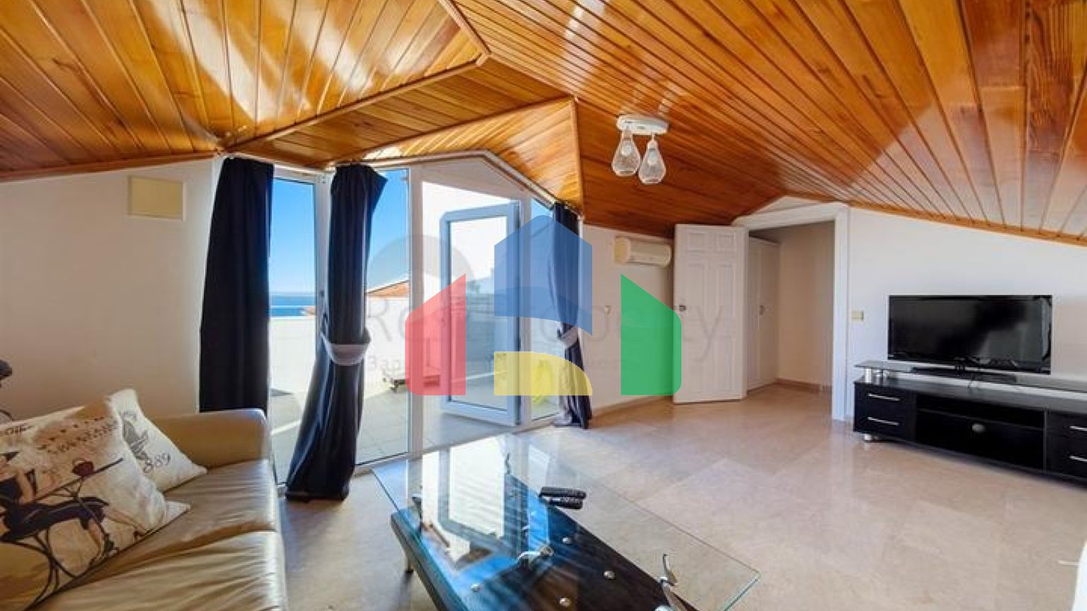 Пентхаус 3+1 с панорамными видами на море в районе Конаклы