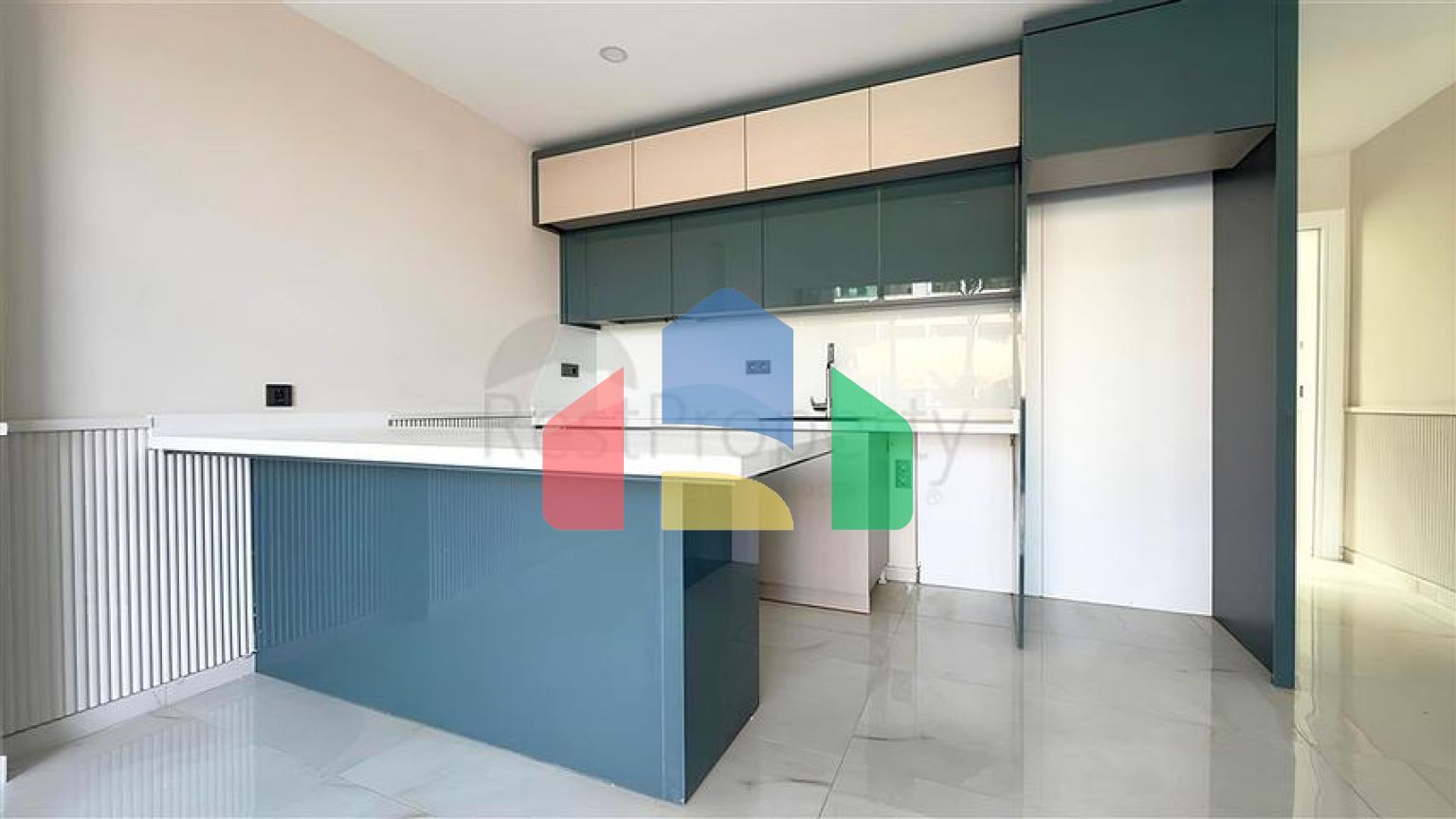 Сучасний дуплекс 2 + 1 з садом в комплексі біля моря