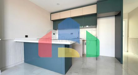 Сучасний дуплекс 2 + 1 з садом в комплексі біля моря