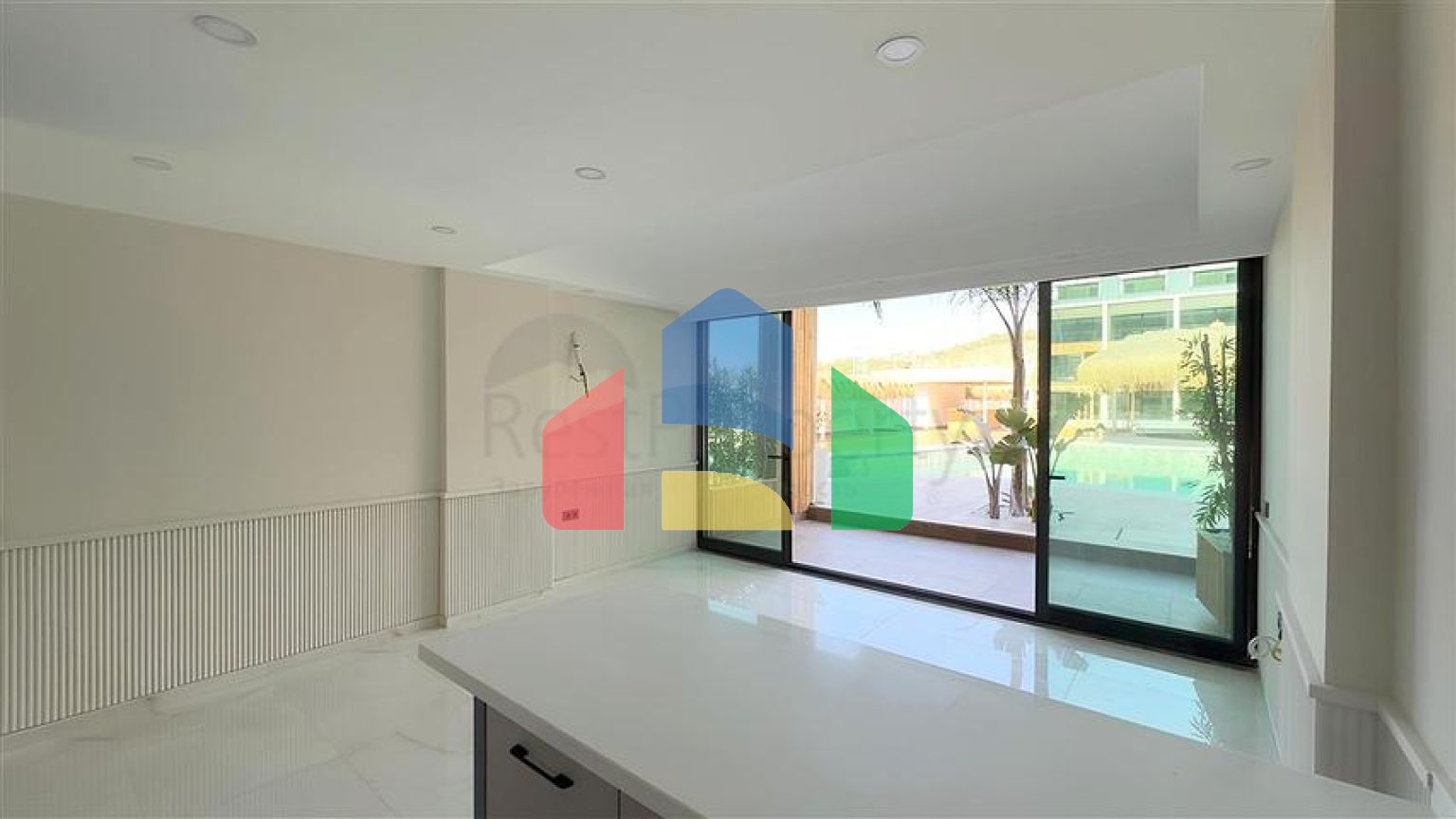 Сучасний дуплекс 2 + 1 з садом в комплексі біля моря