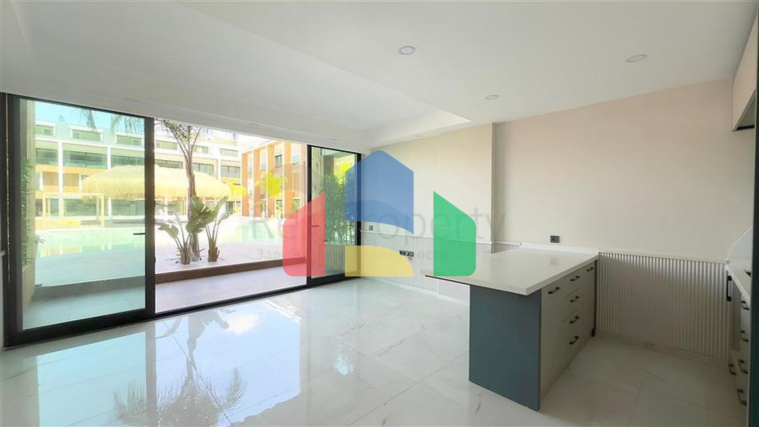 Сучасний дуплекс 2 + 1 з садом в комплексі біля моря