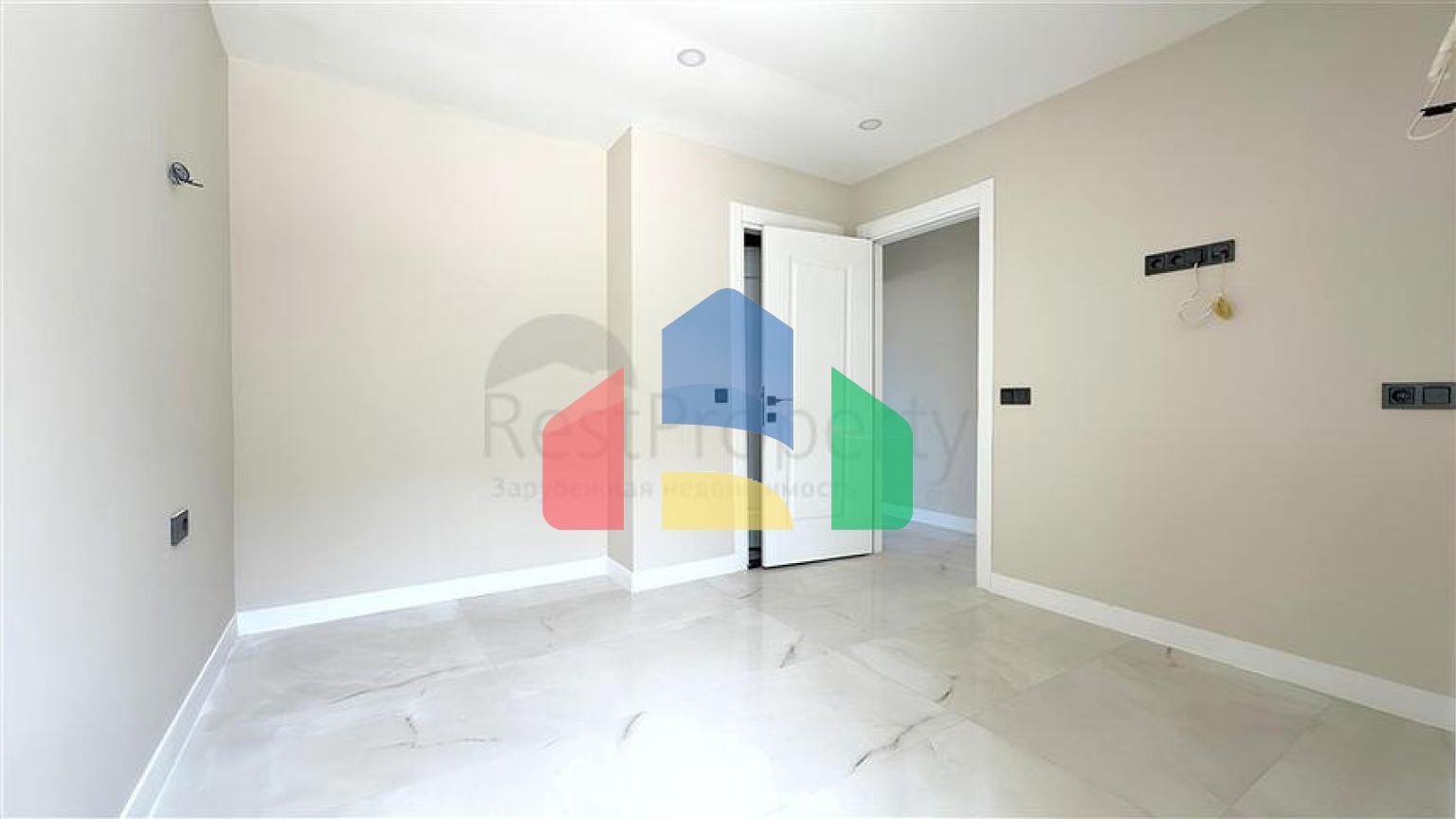 Сучасний дуплекс 2 + 1 з садом в комплексі біля моря