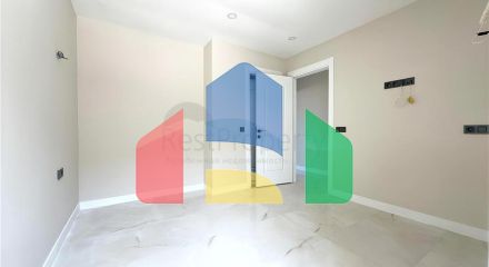 Сучасний дуплекс 2 + 1 з садом в комплексі біля моря