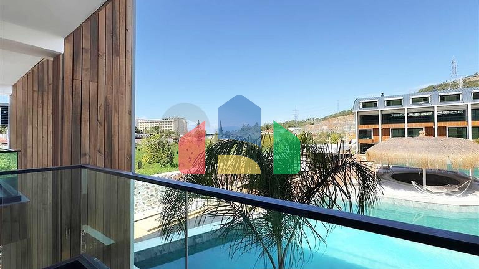 Сучасний дуплекс 2 + 1 з садом в комплексі біля моря