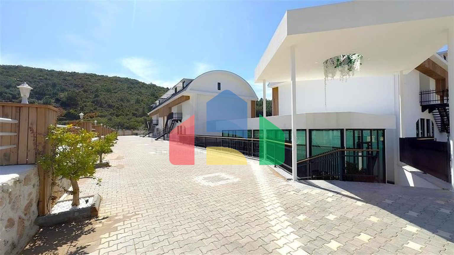 Сучасний дуплекс 2 + 1 з садом в комплексі біля моря