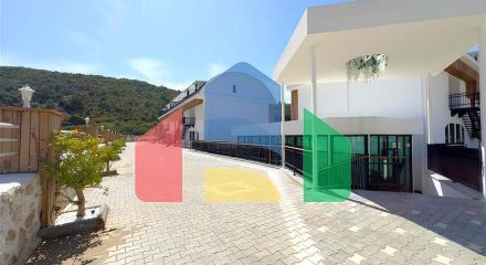 Сучасний дуплекс 2 + 1 з садом в комплексі біля моря