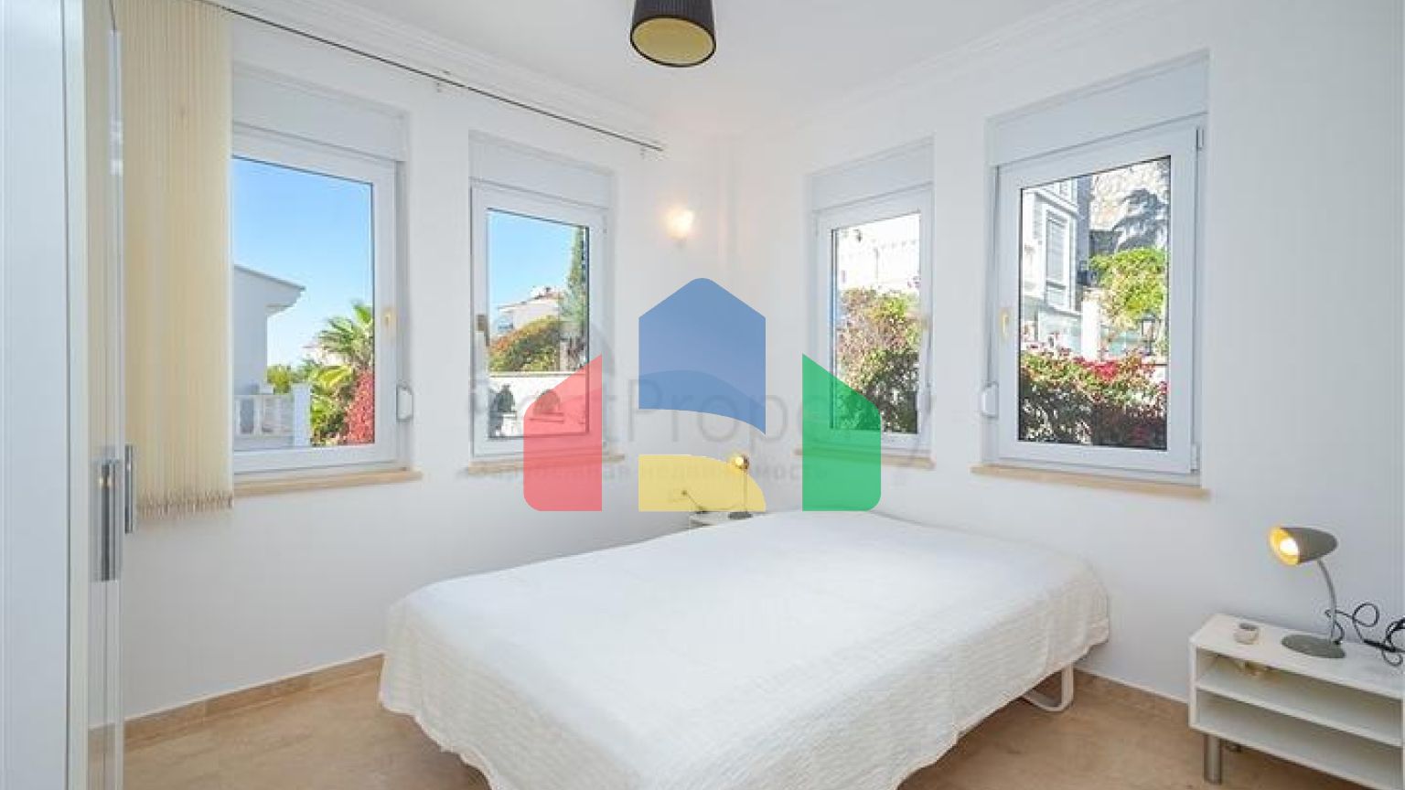 Роскошная вилла с видом на море в престижном районе Коналкы