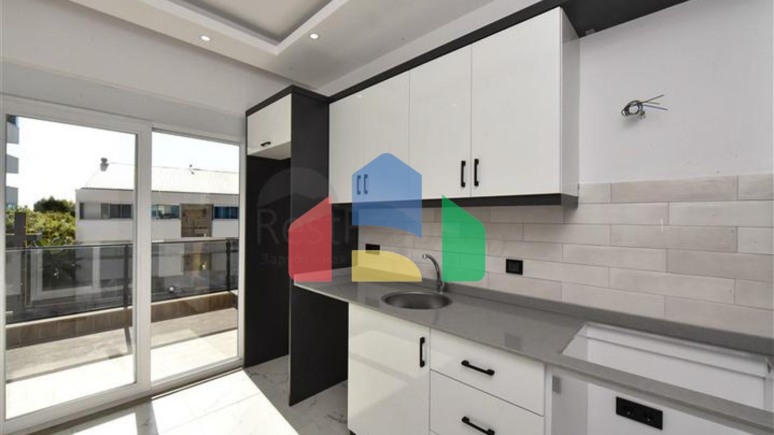 Трикімнатні апартаменти з окремою кухнею і можливістю отримати ВНЖ в районі Конакли