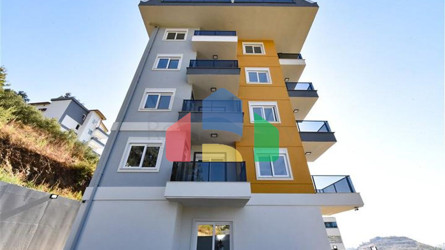 Трикімнатні апартаменти з окремою кухнею і можливістю отримати ВНЖ в районі Конакли