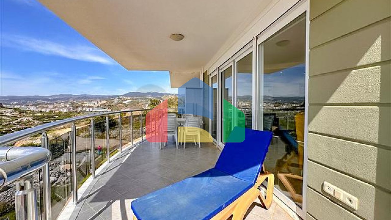 Просторный пентхаус планировкой 3+1 в районе Конаклы.