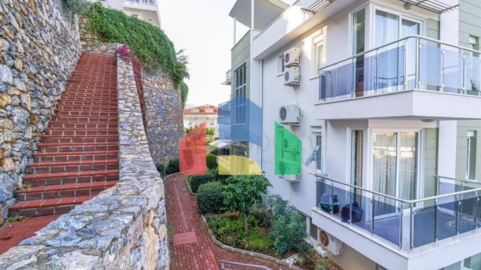 Просторный пентхаус планировкой 3+1 в районе Конаклы.