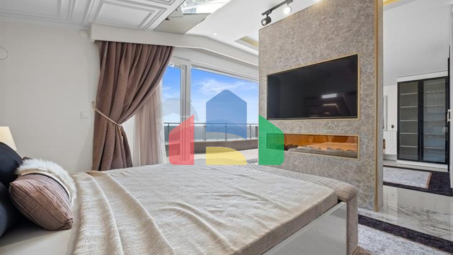 Пентхаус 4+1 с дизайнерским ремонтом и шикарным видом на море