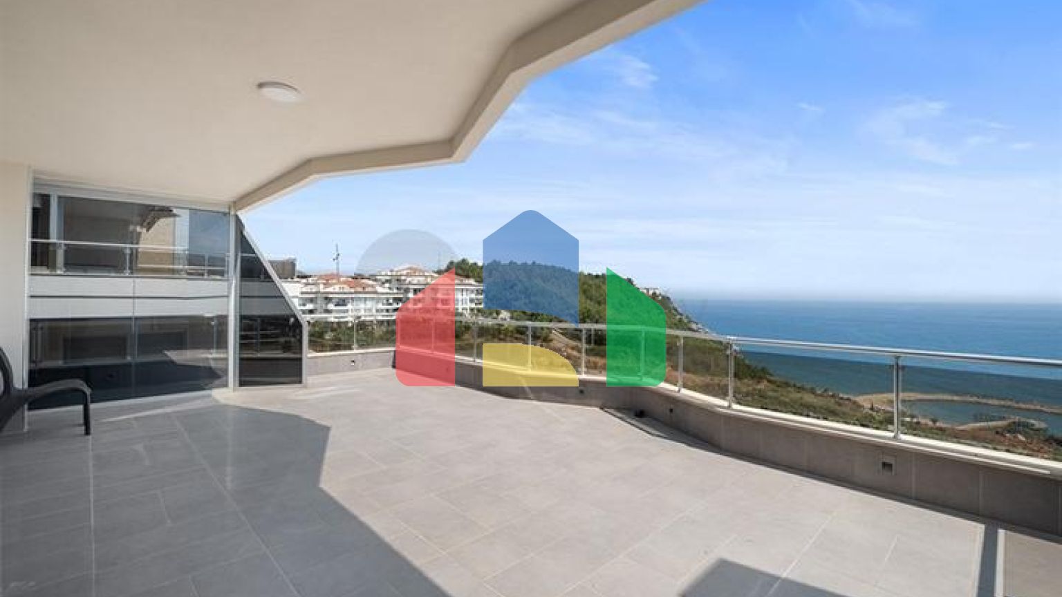 Пентхаус 4+1 с дизайнерским ремонтом и шикарным видом на море