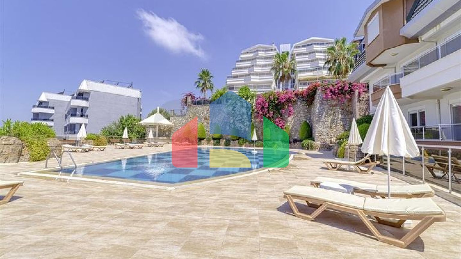 Пентхаус 4+1 с дизайнерским ремонтом и шикарным видом на море