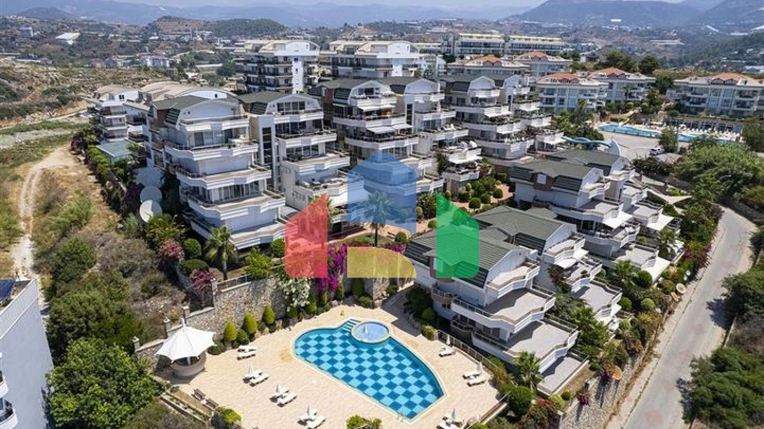 Пентхаус 4+1 с дизайнерским ремонтом и шикарным видом на море