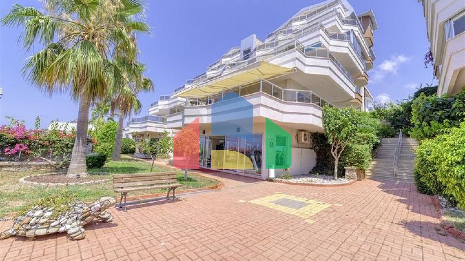 Пентхаус 4+1 с дизайнерским ремонтом и шикарным видом на море