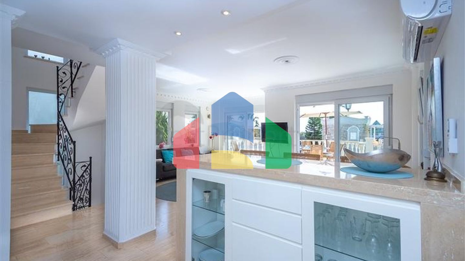 Роскошная вилла у моря в живописном уголке Средиземноморья