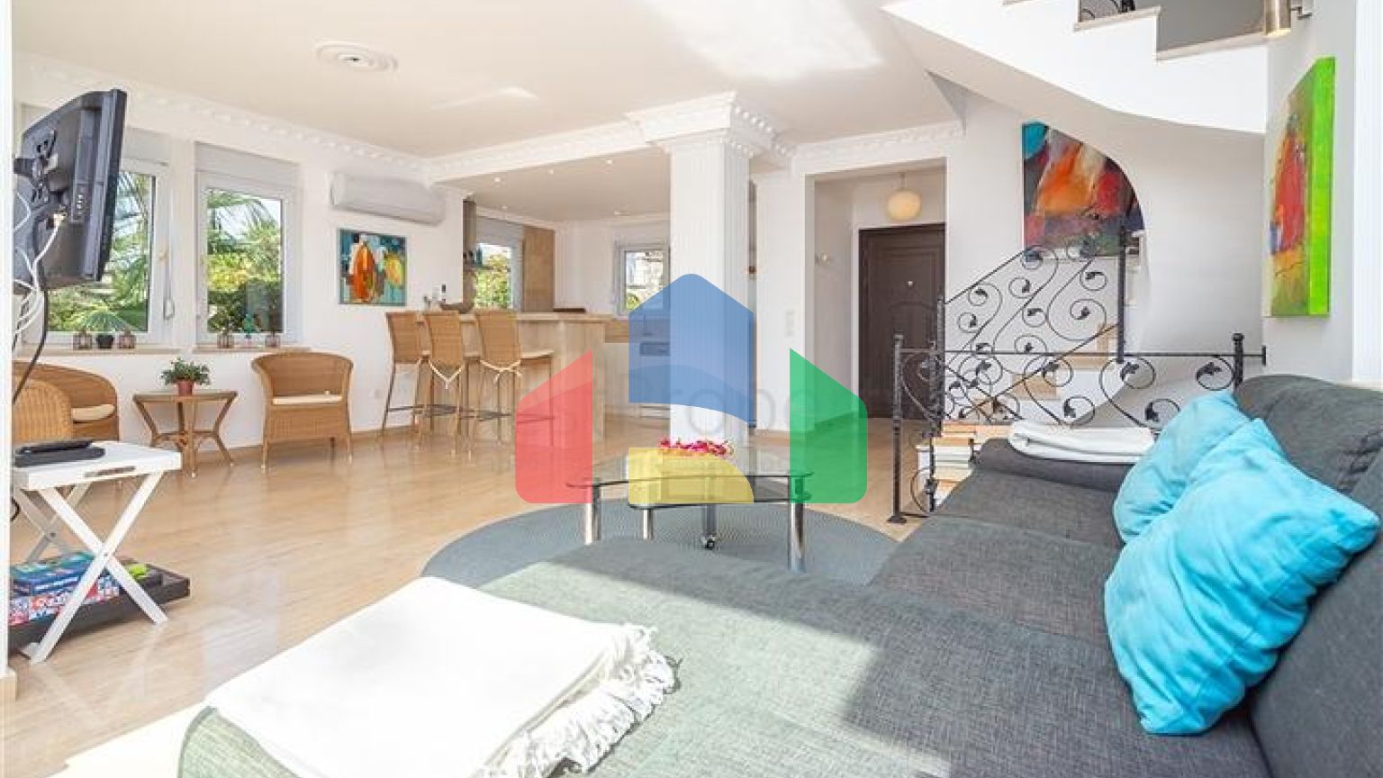 Роскошная вилла у моря в живописном уголке Средиземноморья