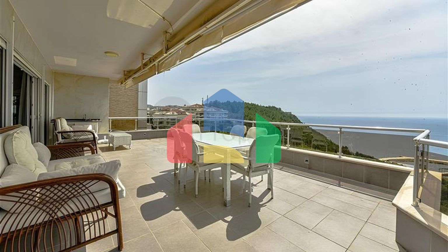 Роскошная квартира с видом на море и полной инфраструктурой в сердце Конаклы