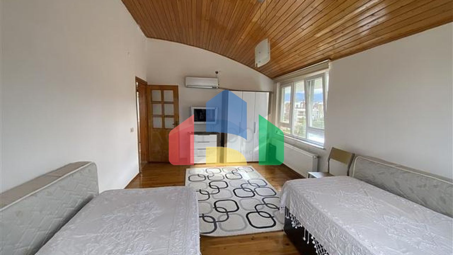 Вілла 6 + 2 з басейном в районі Конакли