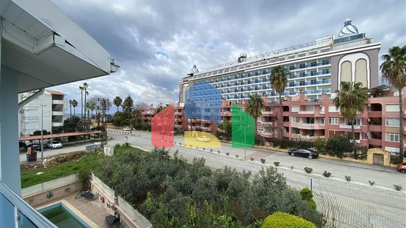 Вілла 6 + 2 з басейном в районі Конакли