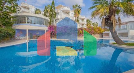 Вилла с просторной террасой в зеленой части района Конаклы