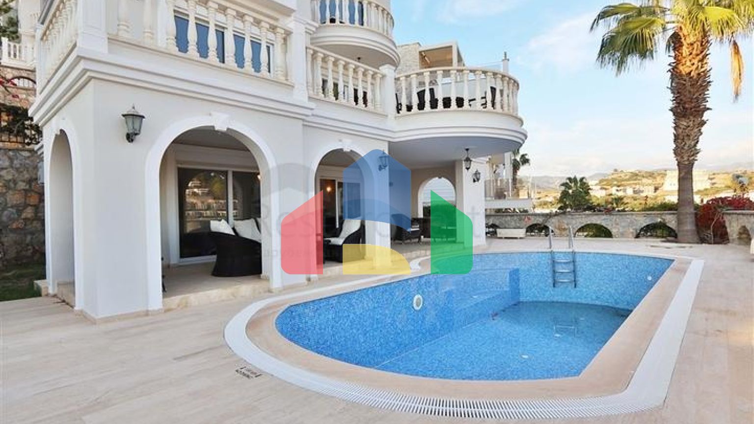 Вілла з просторою терасою в зеленій частині району Конакли