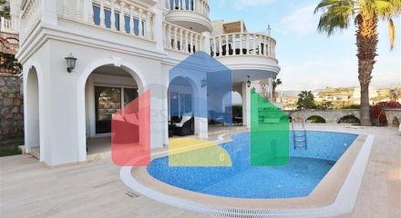 Вілла з просторою терасою в зеленій частині району Конакли