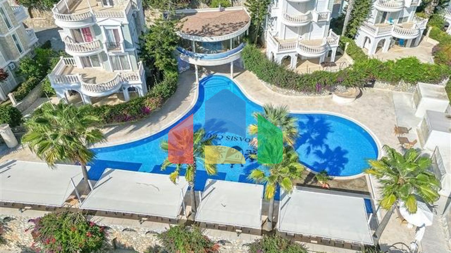 Вілла з просторою терасою в зеленій частині району Конакли