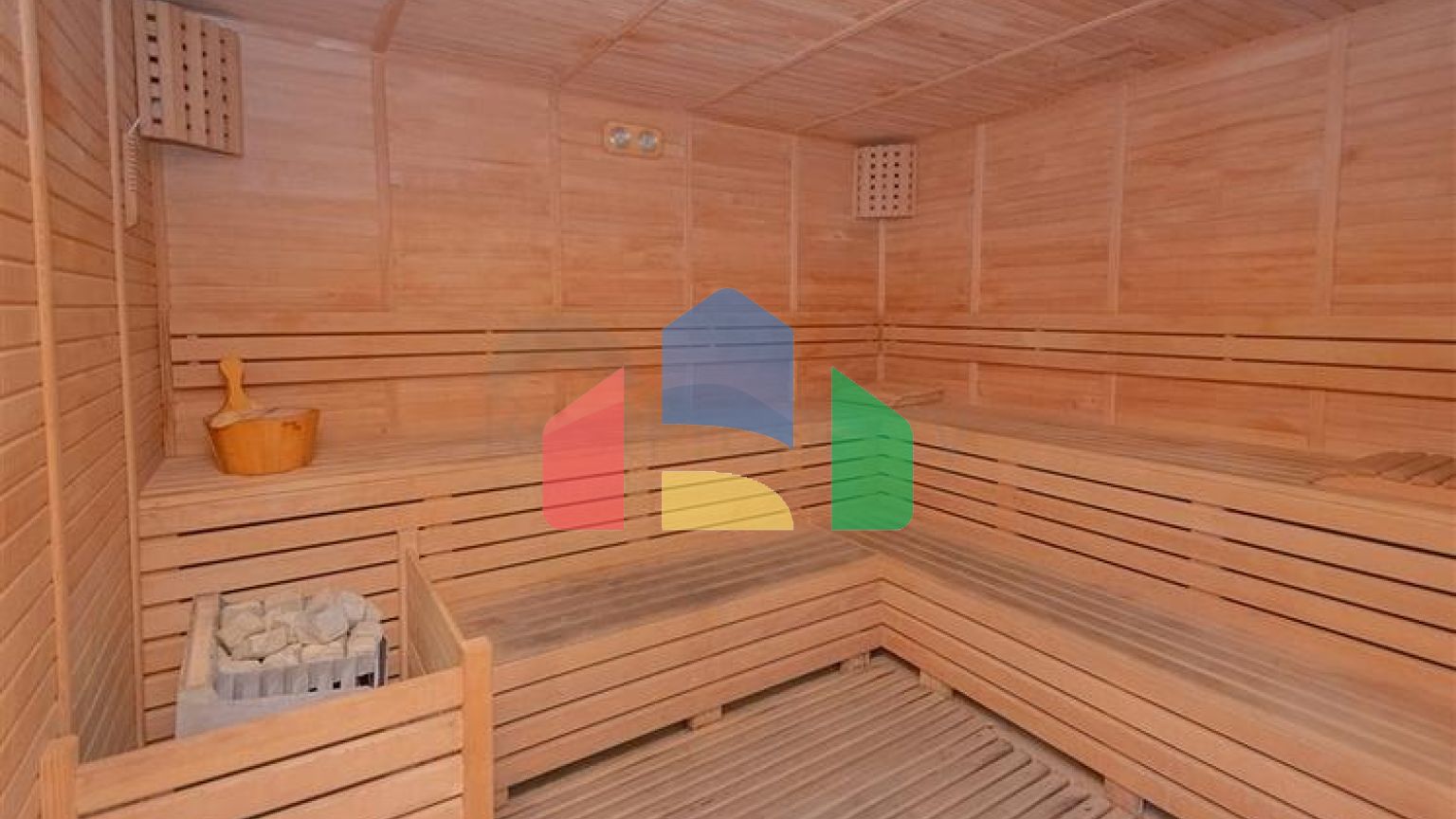 Вілла з просторою терасою в зеленій частині району Конакли