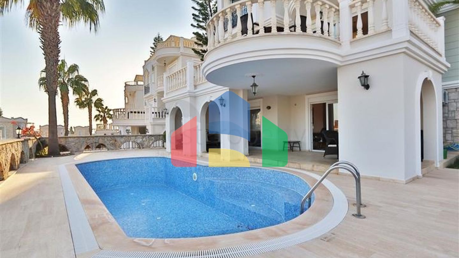 Вілла з просторою терасою в зеленій частині району Конакли