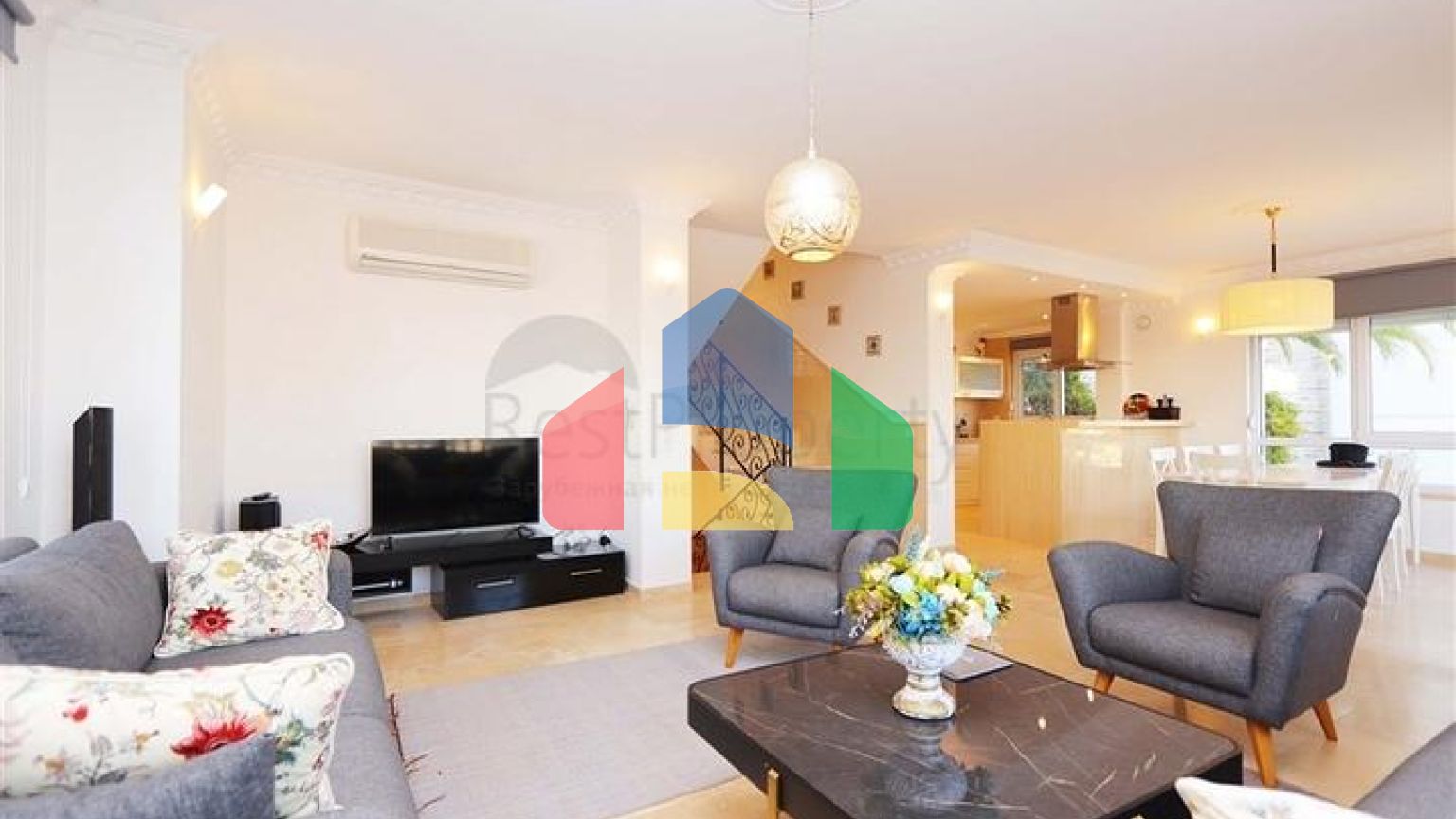 Вілла з просторою терасою в зеленій частині району Конакли