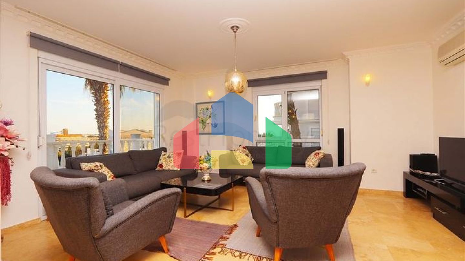 Вілла з просторою терасою в зеленій частині району Конакли