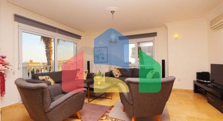 Вілла з просторою терасою в зеленій частині району Конакли