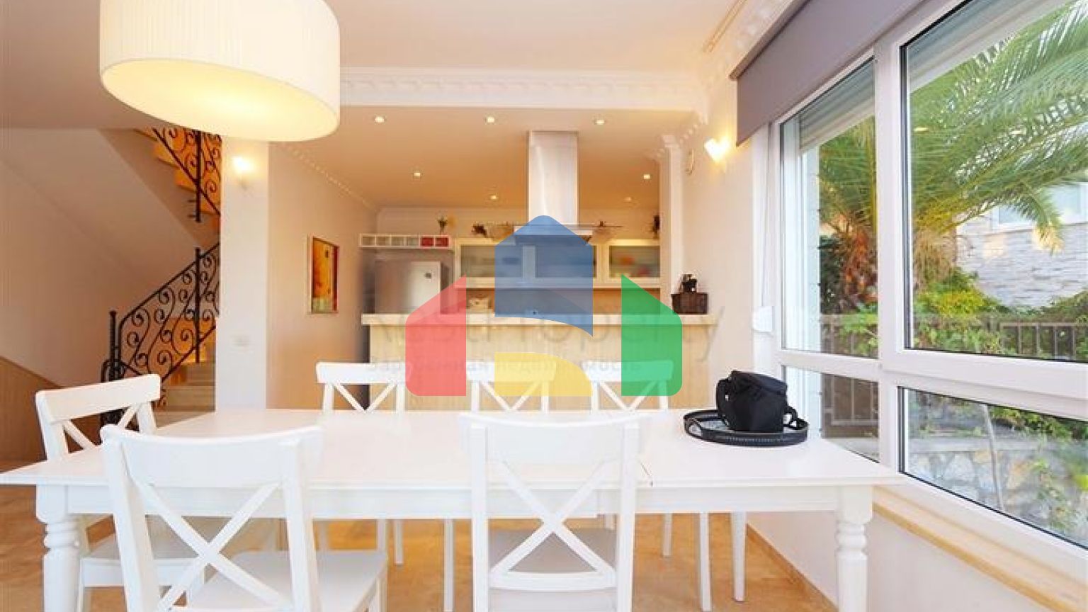 Вілла з просторою терасою в зеленій частині району Конакли