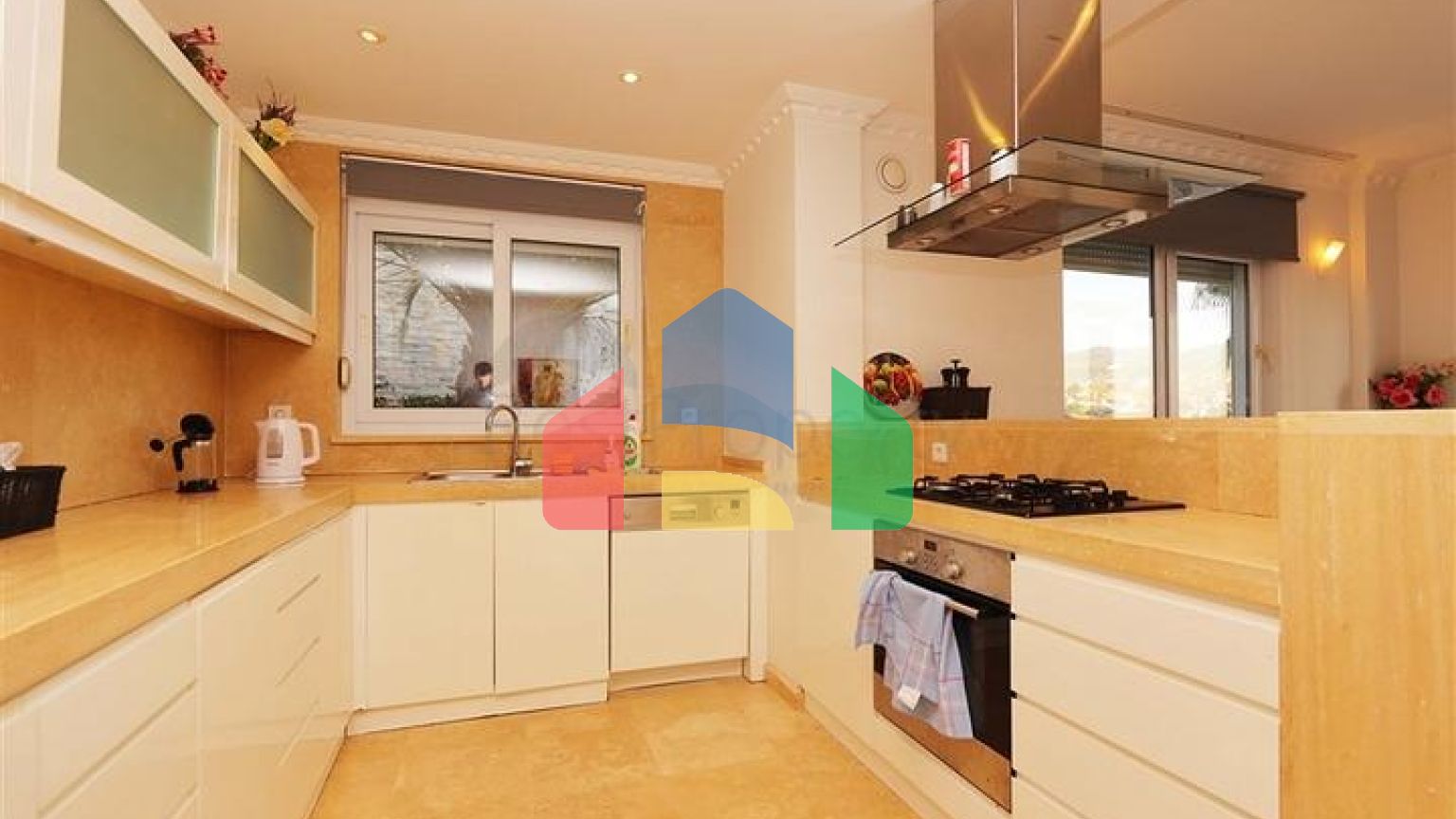 Вілла з просторою терасою в зеленій частині району Конакли